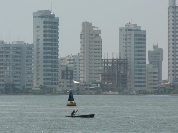 34- Une pirogue defie la modernite 